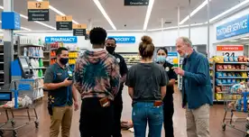 Dos menores son acusados de robar dentro del Walmart.