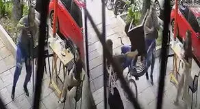 ¡De Película! Mujer que tomaba café en Brasil derribó de un sillazo a ladrón en bicicleta