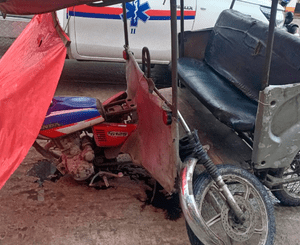 La familia herida fue trasladada al hospital de Iquitos. Mototaxi quedó desarmada