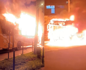 Bus de la línea 41 quedó inservible tras voraz incendio en la Panamericana Norte.