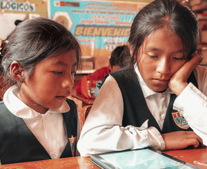 Internet satelital revoluciona educación en escuelas rurales del Perú