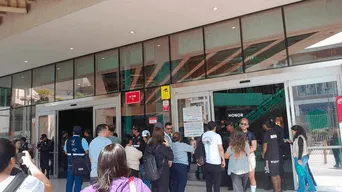 Mall de Comas es clausurado por la municipalidad y evacúan al público presente