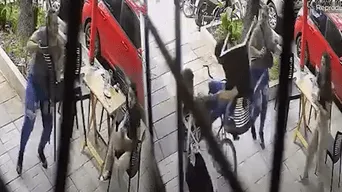 ¡De Película! Mujer que tomaba café en Brasil derribó de un sillazo a ladrón en bicicleta