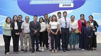 Jóvenes emprendedores de varias regiones del país reciben becas para transformar su futuro