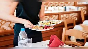 Ayudar a los mozos a recoger la mesa revela más de tu personalidad de lo que imaginas: esto dice la psicología