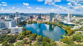 La Corte Federal avala LEY en Florida que restringe COMPRA de PROPIEDADES a miles de migrantes