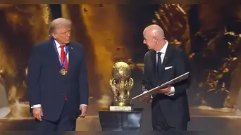 Trump presume su "NOBEL del FÚTBOL": la FIFA le entrega su PRIMER Premio de la Paz