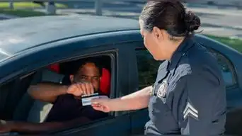 inmigrante dentro de un auto en EE.UU.