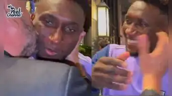 Peter Arévalo sorprendió a Eryc Castillo, futbolista de Alianza Lima, con un tremendo beso en el cachete