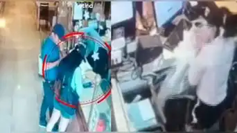 Mujer se niega a pagar un 1/4 de pollo y termina por lanzarle material inflamable a cajera que quedó en Un UCI