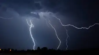 Senamhi advierte lluvias intensas acompañadas de descargas eléctricas en 6 regiones para las próximas 24 horas.