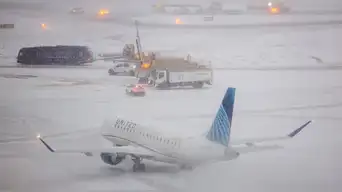 OLA de FRÍO paraliza EE. UU.: la TORMENTA invernal causa el mayor COLAPSO aéreo desde la pandemia