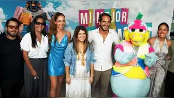Nataniel Sánchez y Timoteo junto al elenco de Mi mejor enemiga.