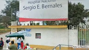Paciente con tuberculosis es visto esperando en el suelo del hospital Sergio Bernales y causa rechazo en redes
