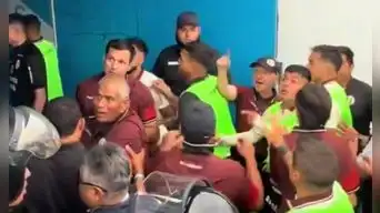 ¡Se VOLVERION LOCOS! DT y jugadores de Universitario protagonizaron FUERTE CRUCE con hinchas de Sporting Cristal