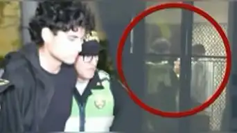 Madre de Adrián Villar ROMPE EN LLANTO al ver a su hijo siendo DETENIDO tras causar la muerte de Lizeth Marzano