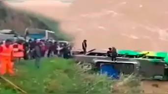Bus interprovincial donde viajaban músicos de conocida agrupación se despista y cae al río Mantaro en Junín