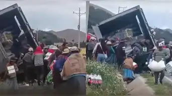 ¡Se llevaron todo! Camión sufre despiste y vecinos terminan con la mercadería en minutos