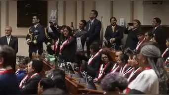 Bancadas de oposición muestran fotos de fallecidos en protestas y se retiran antes del mensaje de Keiko Fujimori.