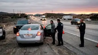 REDADAS MASIVAS PARA INMIGRANTES | Este es el NUEVO MODUS OPERANDI del ICE para detener a más extranjeros en las paradas de auto