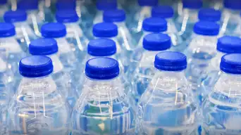 Minsa ordena el RETIRO MASIVO de dos famosas marcas de AGUA DE MESA tras detectar peligrosa bacteria