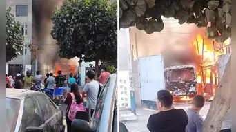 Incendio en Santa Anita | Bus de TRANSPORTE PÚBLICO se consume cerca del mercado Andahuaylas: esto se sabe