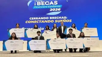 Diez jóvenes de nueve regiones del Perú reciben becas integrales para estudiar una carrera profesional