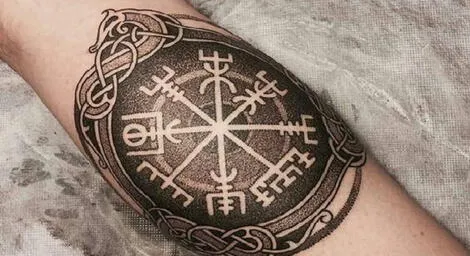 El significado del tatuaje de Vegvisir, símbolo de los vikingos