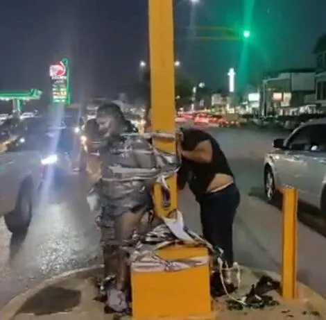 México: 'Batman' atrapó a ladrones, los pintó como el Jóker y los amarró a  un poste, fotos | El Popular