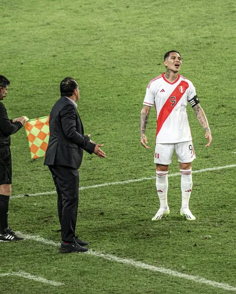 Paolo Guerrero quedó enojado tras derrota de Perú ante Brasil.