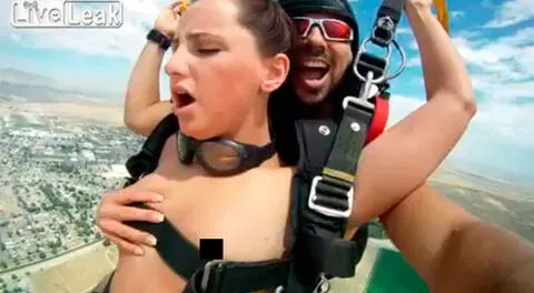 Video porno es filmado mientran pornstars saltan de paracaídas.