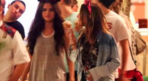 Selena Gomez paseó con Austin Mahome en Disneylandia.