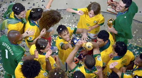 Las manos de Neymar y sus compañeros tocan el hielo y el trofeo de la Copa Confederaciones. El equipo verde y amarillo lo hizo recordar a los mejores de su historia.