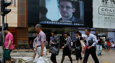 Edward Snowden recibe asilo en Rusia por un año.