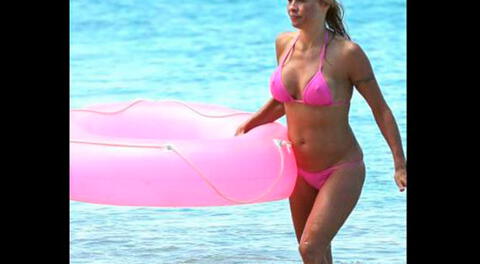 Pamela Anderson lució su esbelto cuerpo en playas de Hawai.