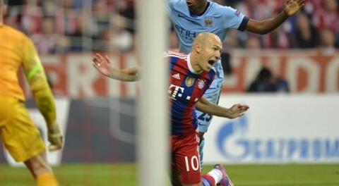 Arjen Robben se da un nuevo piscinazo durante partido entre Bayern Munich y Manchester City