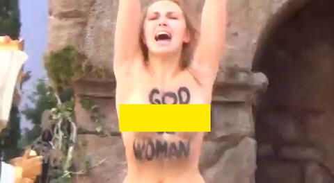  Navidad: rubia hace topless para protestar en el Vaticano (VIDEO)  
