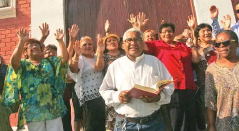 Decenas de fieles en la Urb. San Fernando apoyan al padre Torres.