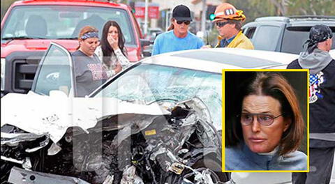 Bruce Jenner junto a un bombero. 