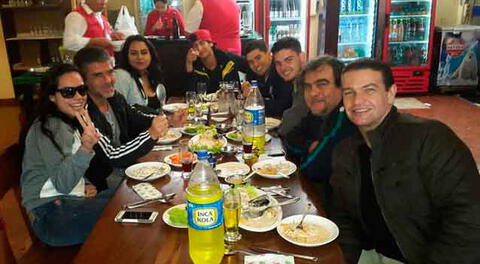 Ex gerente de Latina hace vida social con amigos en Bolivia.