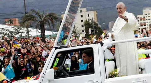 El papa rompió el protocolo y saludó a fieles.