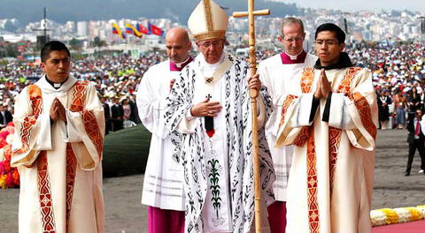 Sumo pontífice brindó su segunda misa en Ecuador con mensaje de fe, hoy comienzan sus actividades en Bolivia.