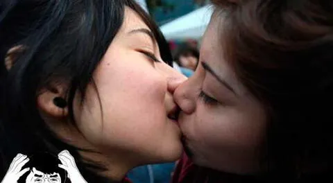 En Perú aún no toleran el beso público de parejas gays.