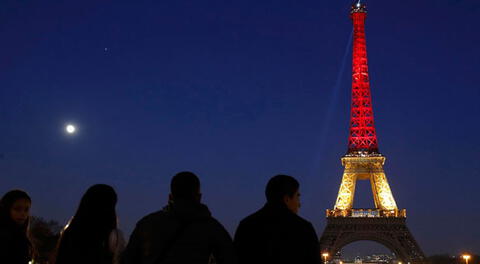 Torre Eiffel de 'viste' con los colores de Bélgica