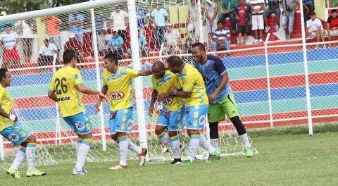 Kontogiannis, Arrieta, Khan y Borges felicitan a Aguirre por su gol.FOT0: R. GUERRA