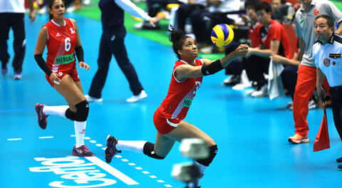 Carla Rueda da una salva espectacular. FOT0: Federación Internacional de Voleibol