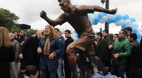 Lionel Messi: le rinden homenaje con estatua para que no deje Selección Argentina