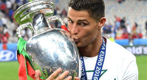 Cristiano besa el trofeo de la Eurocopa