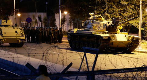 Los tanques toman las calles de Turquía. 