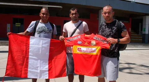 Cleque, Blas López y "Torito" Meza Cuadra flamean la bandera nacional